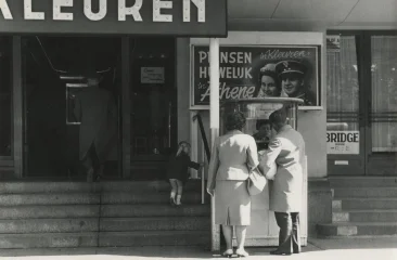 Drie mensen staan bij een bioscoopkasje in Den Haag.